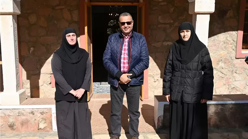 محافظ جنوب سيناء يزور دير الراهبات بوادي فيران ويهنئ بعيد القديس