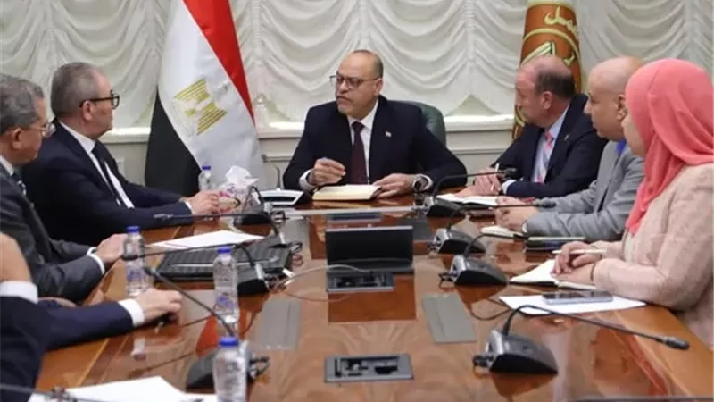 وزير العمل يبحث تذليل العقبات أمام الاستثمار مع غرفة صناعة الملابس