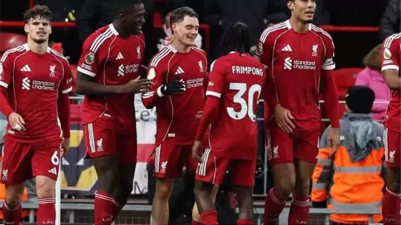 مدافع ليفربول يواجه شبح الايقاف أمام ليدز يونايتد
