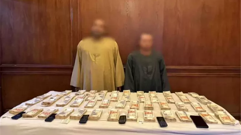 ضبط عاملين انتحلا صفة موظفى بنك واستوليا على أموال العملاء