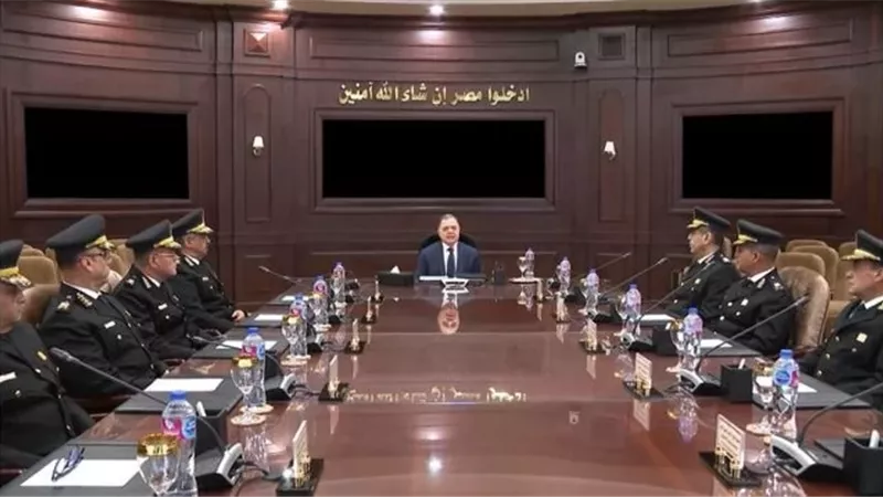 وزير الداخلية يجتمع مع مساعديه لاستعدادات لاستقبال العام الجديد