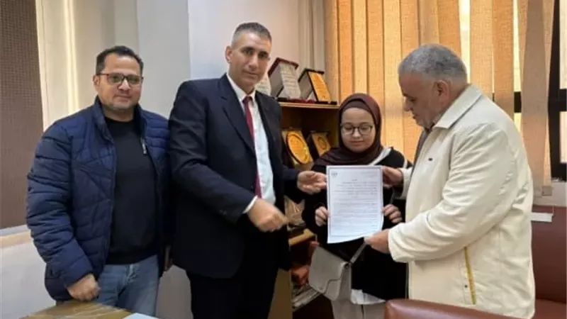 وزارة العمل تسلم عقد عمل لمواطنة بالغربية استجابة لاستغاثة