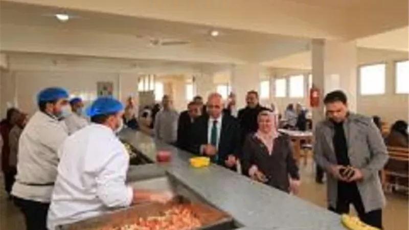 رئيس جامعة كفر الشيخ يتفقد مطعم المدن الجامعية