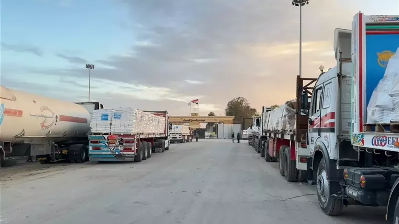 الهلال الأحمر يدفع بـ 5,300 طن مساعدات عبر قافلة زاد العزة إلى غزة