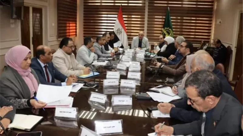 محافظ القليوبية يبحث تحويل القلج لمدينة جديدة وربطها بالدائري والأوسطي
