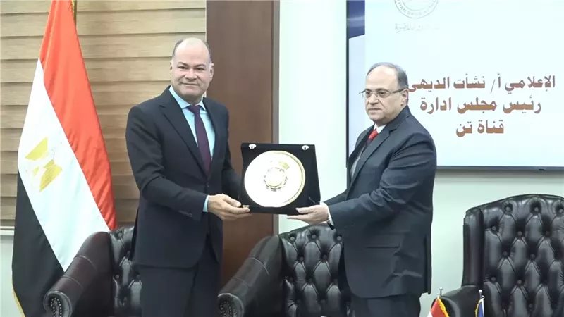 هيئة الدواء المصرية تكرّم الإعلامي نشأت الديهي تقديرًا لدوره في دعم الوعي الصحي