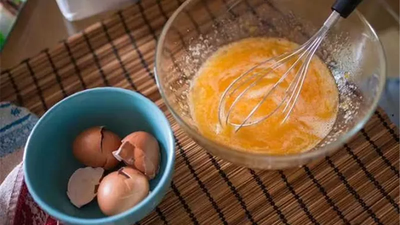 طرق حفظ البيض النيء بشكل آمن وطويل الأمد