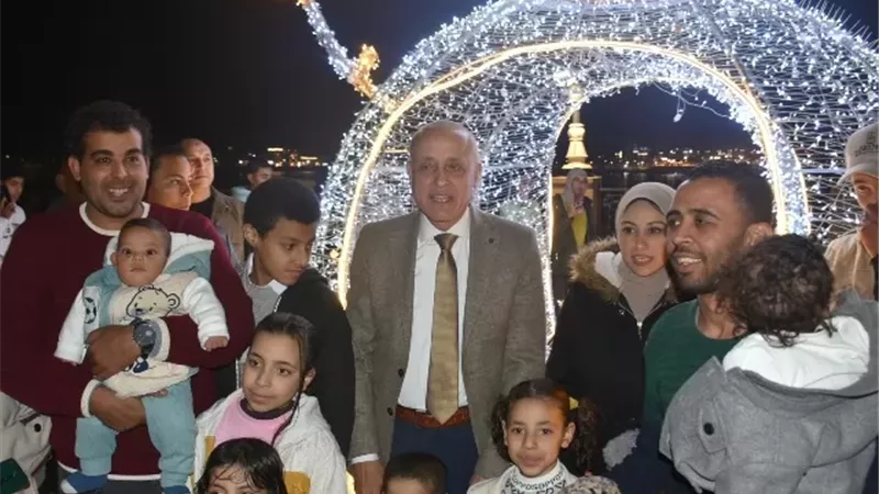 محافظ الأقصر يحتفل مع الأهالى باستقبال العام الميلادى الجديد