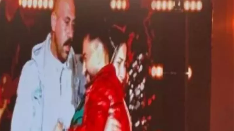 معجبة تحتضن تامر حسنى على المسرح وتامر حسني يعلق