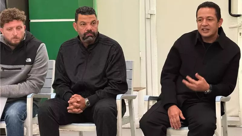 رئيس نادى الاتحاد و السقا يجتمعان بلاعبي الفريق قبل مواجهة الزمال