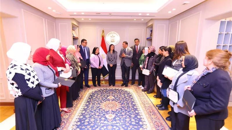 مايا مرسي تكرم إدارة الاتصال الاستراتيجي والإعلام كأفضل فريق عمل بوزارة التضامن