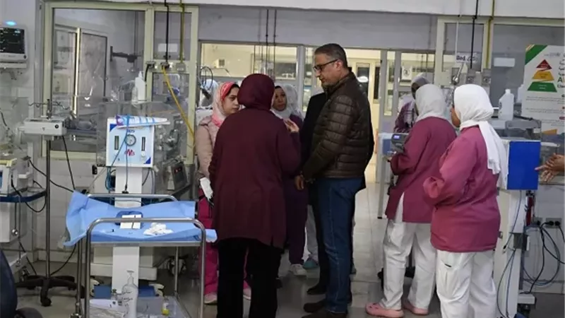 بعد ماس كهربائي.. محافظ الفيوم يطمئن على الأطفال المبتسرين