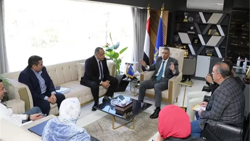 محافظ أسوان يبحث مع المقاولون العرب تسريع مشروعات المياه والصرف