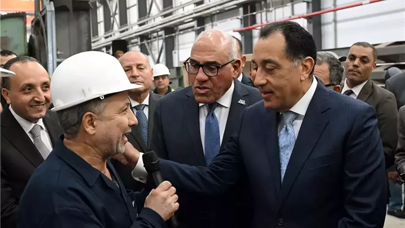 مدبولى يجري حوارا مع العاملين بـ 