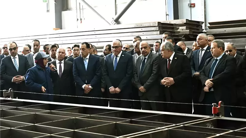 رئيس الوزراء يتفقد عددًا من أقسام مصنع 
