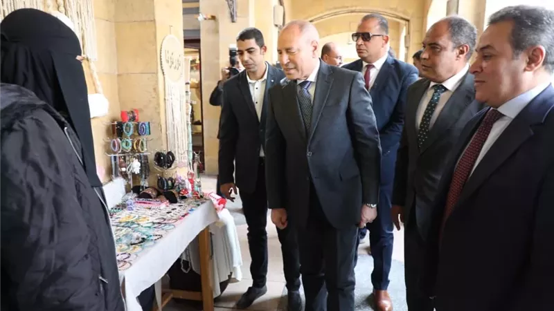 محافظ القاهرة يفتتح معرض الحرف اليدوية والتراثية بسوق الفسطاط