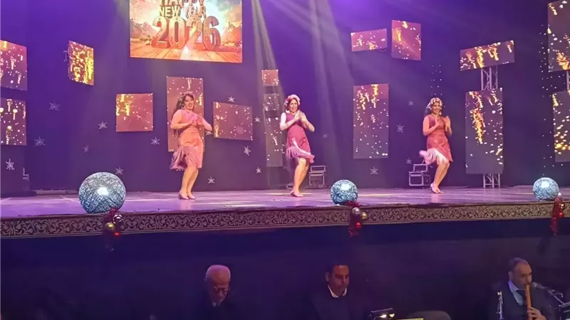 تامر عبدالمنعم يحتفل بعيد ميلاد ٤ أيتام على خشبة المسرح