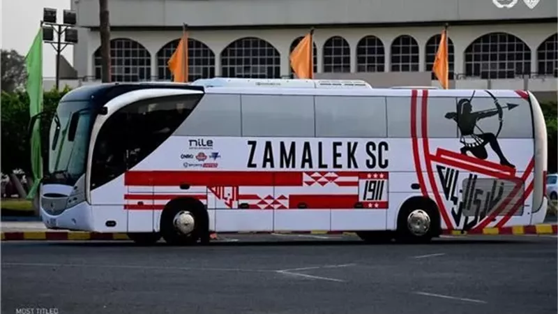 وصول حافلة شباب الزمالك لاستاد الجيش ببرج العرب لخوض لقاء الاتحاد