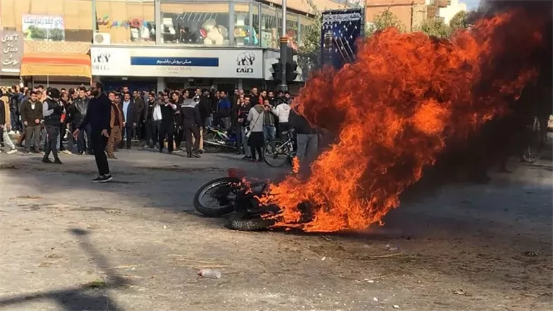 مقتل عنصر في الحرس الثوري الإيراني خلال اشتباك مع المتظاهرين