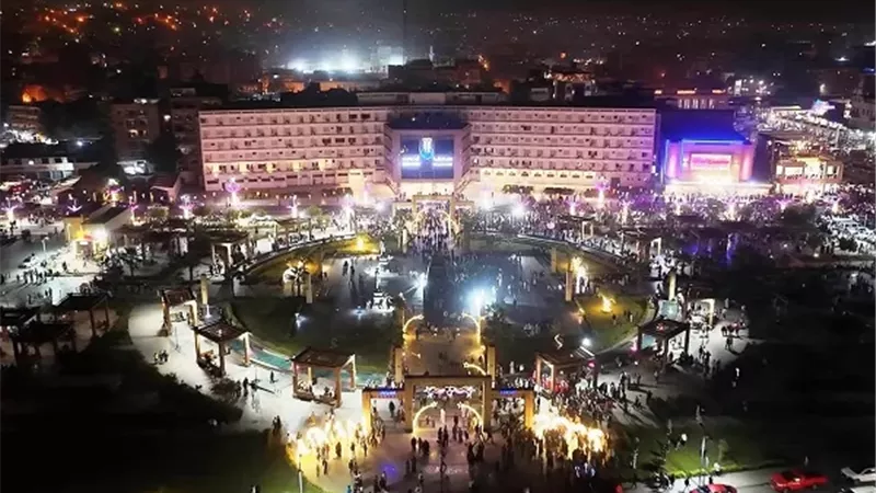 محافظ أسوان يهنئ أسرة الطفلة 
