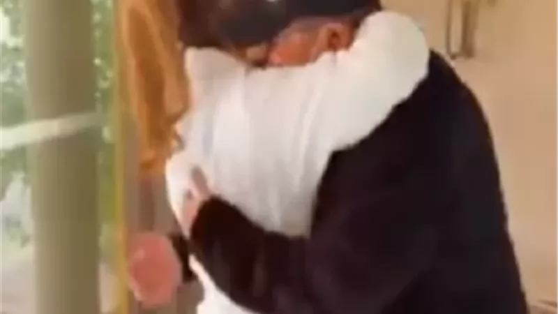 أصالة تحتضن زوجها فى كواليس حفل رأس السنة