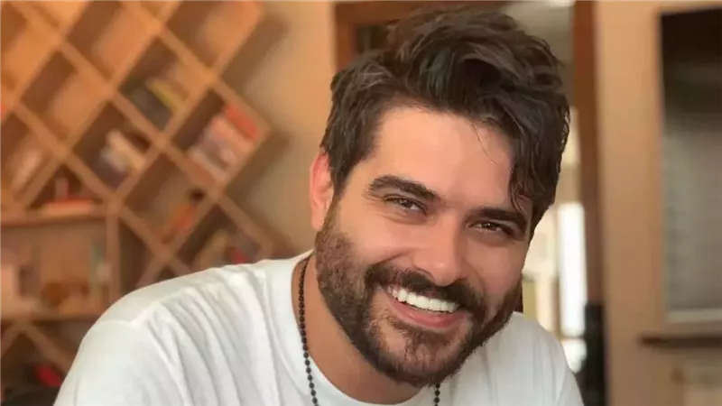 ناصيف زيتون يتعرض لموقف محرج ويسقط على المسرح بحفل رأس السنة