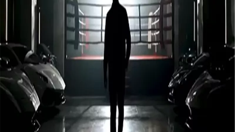 أحمد العوضي وسط السيارات الفارهة والحلبة فى برومو علي كلاي