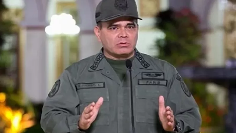 وزير الدفاع الفنزويلي: أدعو المواطنين لتجنب الفوضى والذعر