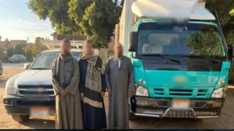 قيام سائق نقل بتوزيع مواد غذائية لحث المواطنين على الإنتخابات