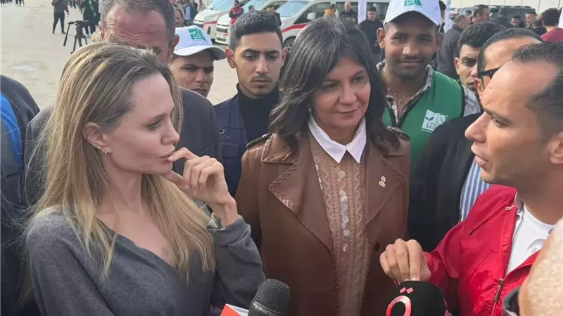 أنجلينا جولي تثمن الجهود المصرية في إستقبال المساعدات وإرسالها إلى غزة