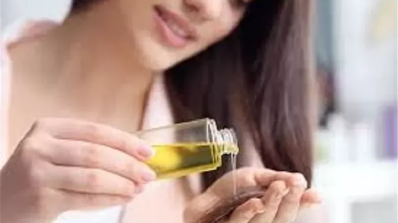 هل يضر زيت الشعر أكثر مما ينفع؟ طبيبة جلدية تحسم الجدل