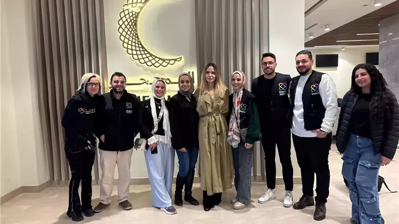 الفنانة العالمية أنجيلينا جولي تزور مستشفى المحور للاطمئنان على مصابى غزة.. صور