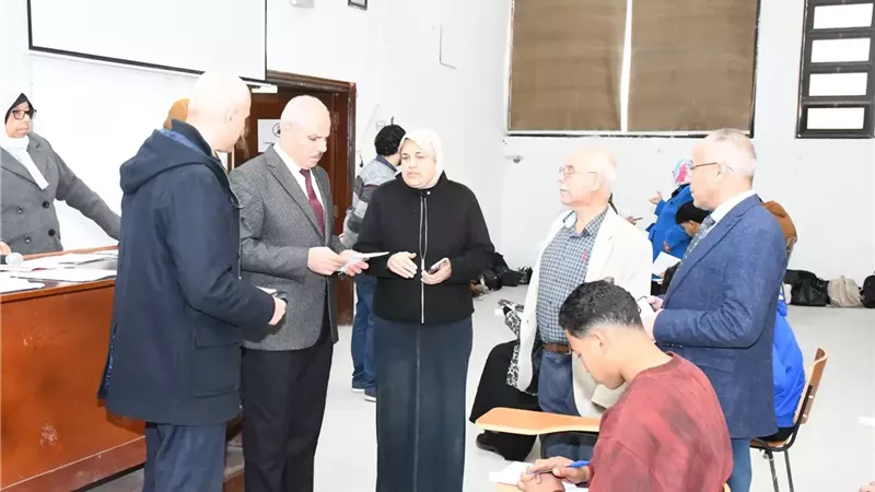 رئيس جامعة القناة يتفقد امتحانات نصف العام بكلية العلوم