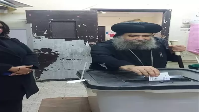 مطران اسيوط يدلي بصوته في انتخابات الاعادة بالدائرة الاولي