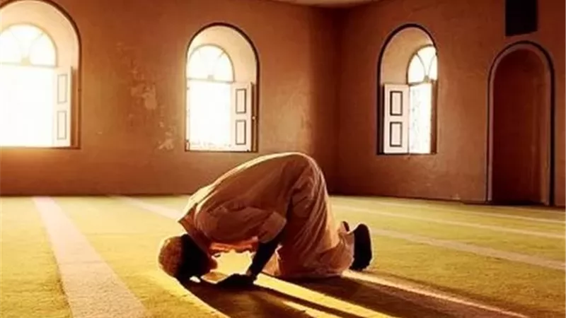 من فاتته صلاة في السفر؛ كيف يقضيها بعد عودته؟