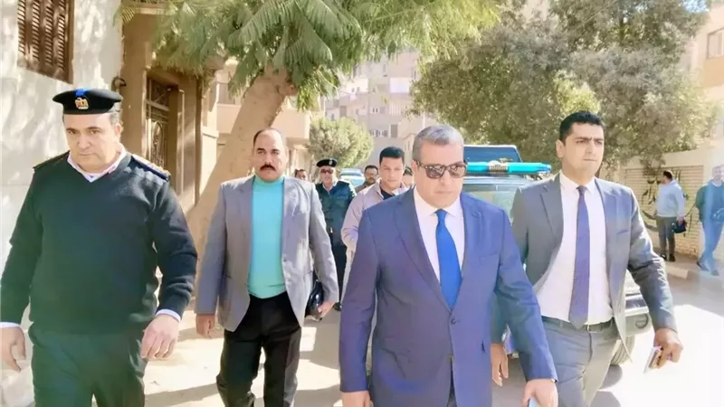 مدير امن اسيوط يتفقد الخدمات الامنية بمحيط اللجان الانتخابية