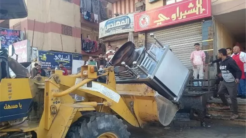 رئيس جهاز بدر يضرب بيد من حديد على الإشغالات بأحياء المدينة.. صور