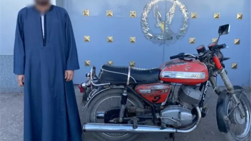 ضبط عامل قيد نجل شقيقه فى دراجة نارية وسحله بالطريق بأسيوط
