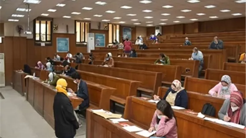 نائب رئيس جامعة القاهرة يتفقد الامتحانات بعدد من الكليات