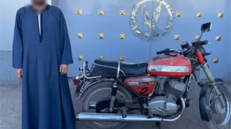 ضبط عامل قيد نجل شقيقه فى دراجة نارية وسحله بالطريق بأسيوط