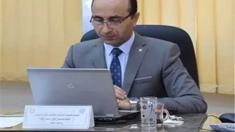 رئيس جامعة دمنهور يتفقد امتحانات الترم الأول بكلية التربية