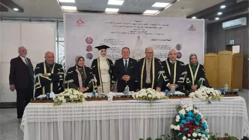رئيس جامعة دمياط يشهد مناقشة رسالة دكتوراة بكلية الفنون التطبيقية