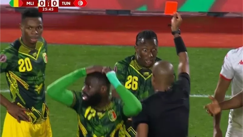 طرد لاعب مالي من مباراة تونس في كأس أمم إفريقيا
