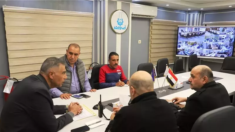 محافظ أسوان يتابع إغلاق صناديق الإقتراع داخل 152 لجنة إنتخابية