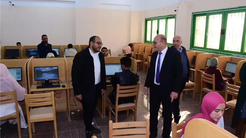رئيس جامعة سوهاج يتفقد الامتحانات بمركز للإختبارات الإلكترونية