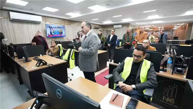 محافظ أسيوط يتابع سير التصويت لحظة بلحظة