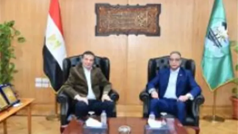 وزير الزراعة ومحافظ الفيوم.. يوزعان 15 