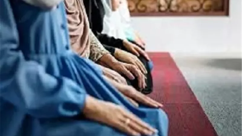 أداء الصلاة فى جماعة مع الأطفال غير المكلفين..ما حكمه؟