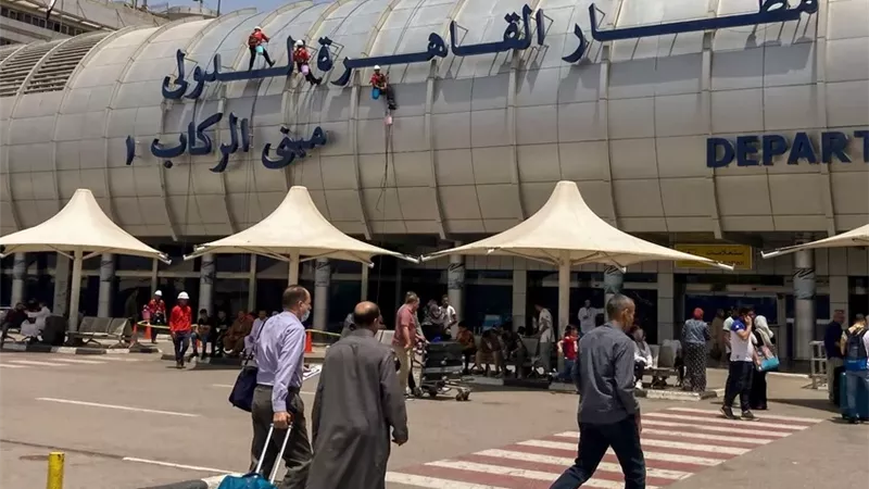 بعد إغلاق المجال الجوي اليوناني.. طوارئ بمطار القاهرة الدولي