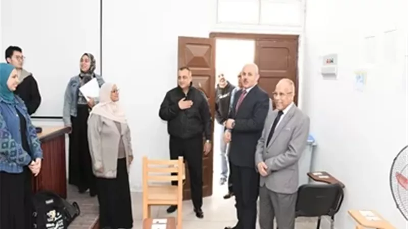رئيس جامعة القناة يتفقد امتحانات الكلية المصرية الصينية للتكنولوجيا